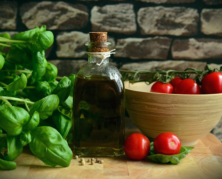 rheuma-ernaehrung-mit-viel-obst-gemuese-und-gesundem-fett-wie-olivenoel